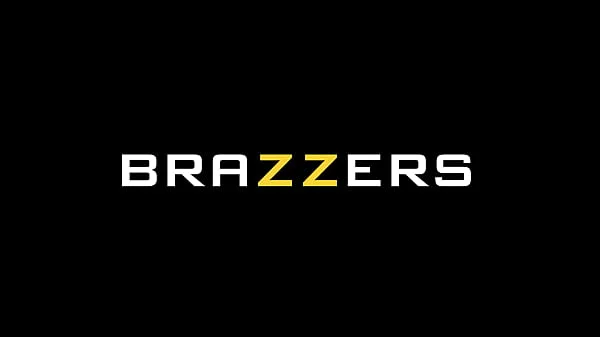 Pantsing My Friend's Stepmom - Hot Ass Hollywood / Brazzers  / stream full from www.zzfull.com/groc