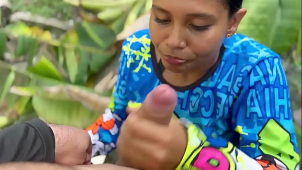 UNA DESCONOCIDA ME DA UNA MAMADA Y SE TRAGA TODO MI SEMEN