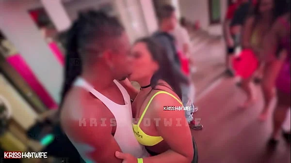 Beijando outro na festa na frente do meu corno / Kissing another at the party in front of my cuckold