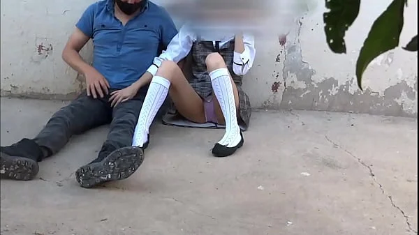 Estudiante chupando la pija de su compañero de la escuela