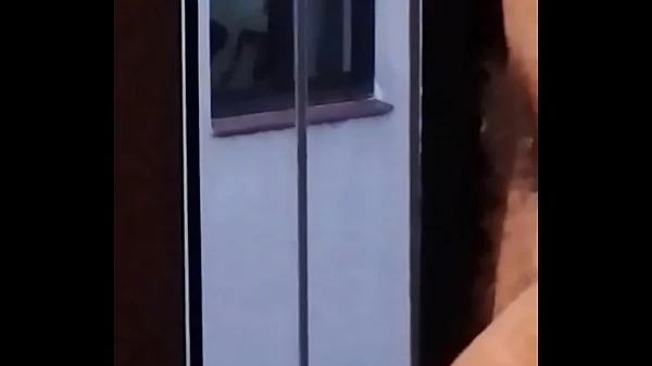 Exhibiciónista frente a la ventana