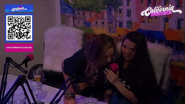 Flavia Oliver faz sexo oral em Natasha Steffens durante as gravações do California Podcast