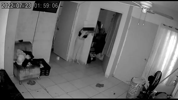 sorprendo a mi sobrina detras de la puerta masturvandose y me toca